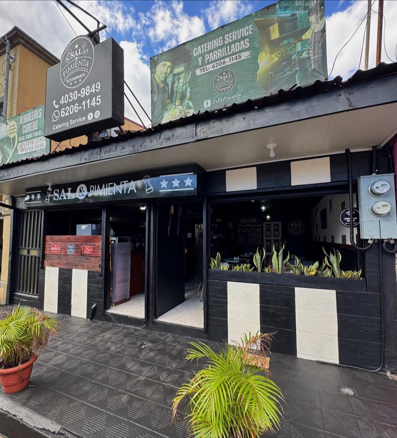Johnny Cubero está feliz de la vida cocinando en su restaurante.