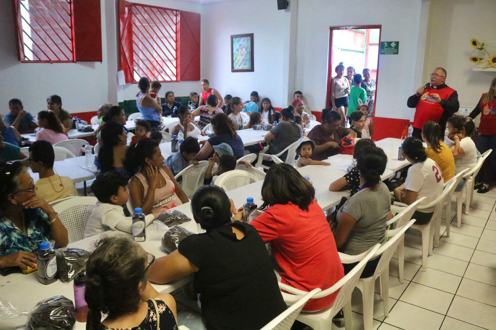 Tremenda sorpresa nos llevamos esta semana cuando el padre Sergio Valverde, presidente de la Asociación Obras del Espíritu Santo nos confirmó que el chiquito de más edad que atiende tiene 110 años, se llama Felipe Santiago Navarro Bello nació el 25 de julio de 1912.