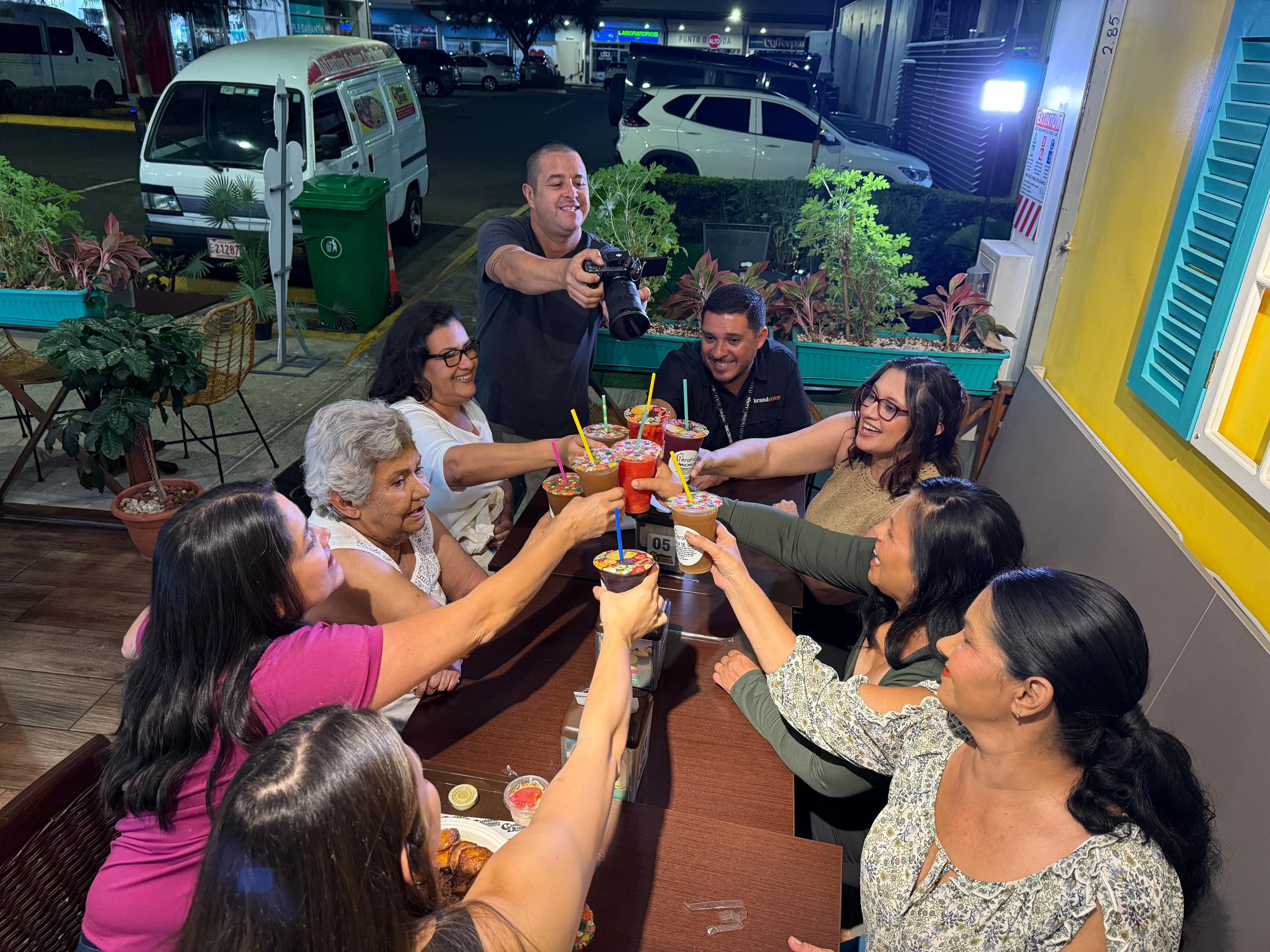 Miriam Ramírez Oliva, tiene 81 años (en noviembre cumplirá 82) y es madre de siete hijas, todas mujeres, fue seleccionada para ser chineada como reina por un día con nuestra promoción ¡Gracias mamá!