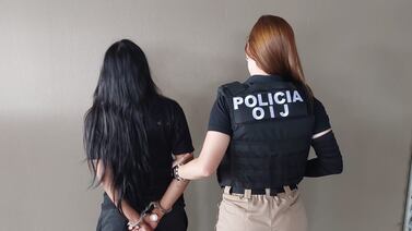 Detienen a mujer que atacó a su novio y a otras personas al descubrir que hacían trío en motel