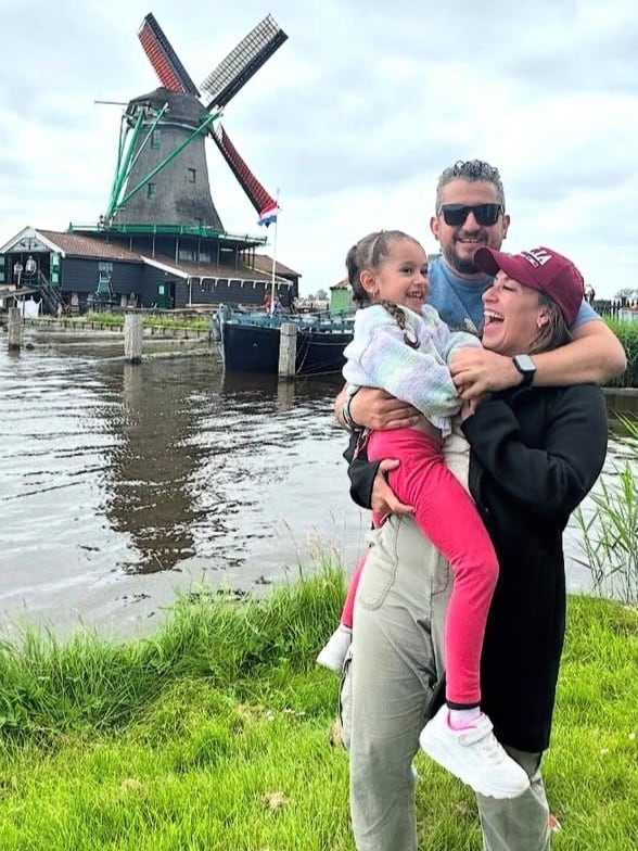 Daniela Gamboa y Alejandro Chaves se casaron hace 10 años. Ella es de Escazú y él de Cartago. Este matrimonio comenzó un emprendimiento en Costa Rica y lo han fortalecido desde Europa