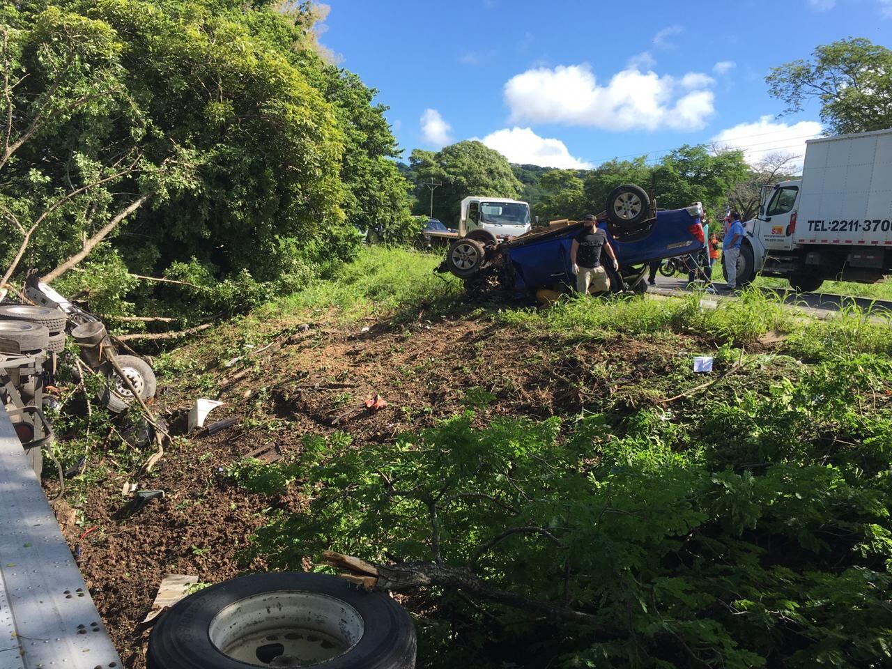 Choque entre traíler y cuatro vehículos deja dos personas fallecidas en Abangares. Foto cortesía.