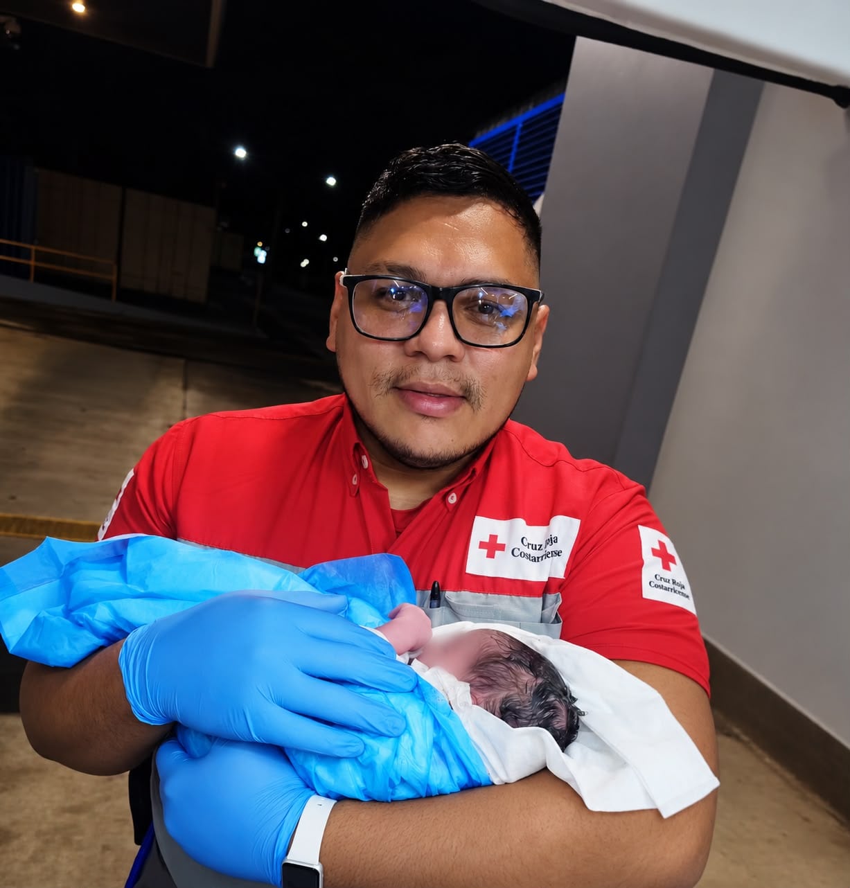Deinner Jara, del Comité Auxiliar de la Cruz Roja en La Fortuna de San Carlos recibió al bebé 50 en su carrera como paramédico
