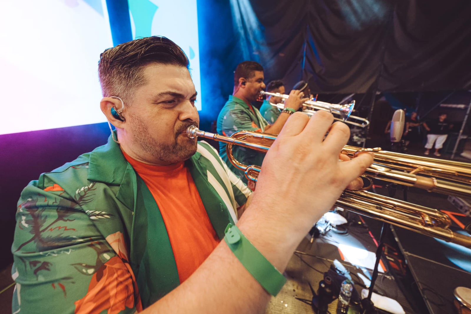 El costarricense Ernesto Núñez Chacón tiene 38 años, es trompetista y desde el 2010 es integrante de la 4.40, la banda del cantautor dominicano Juan Luis Guerra quien el pasado 14 de noviembre se ganó 4 grammies más para un total de 28.