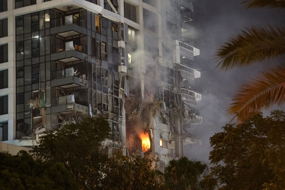 Edificio en llamas en Tel Aviv, tras disparo de misiles desde Irán en represalia por ataque israelí.