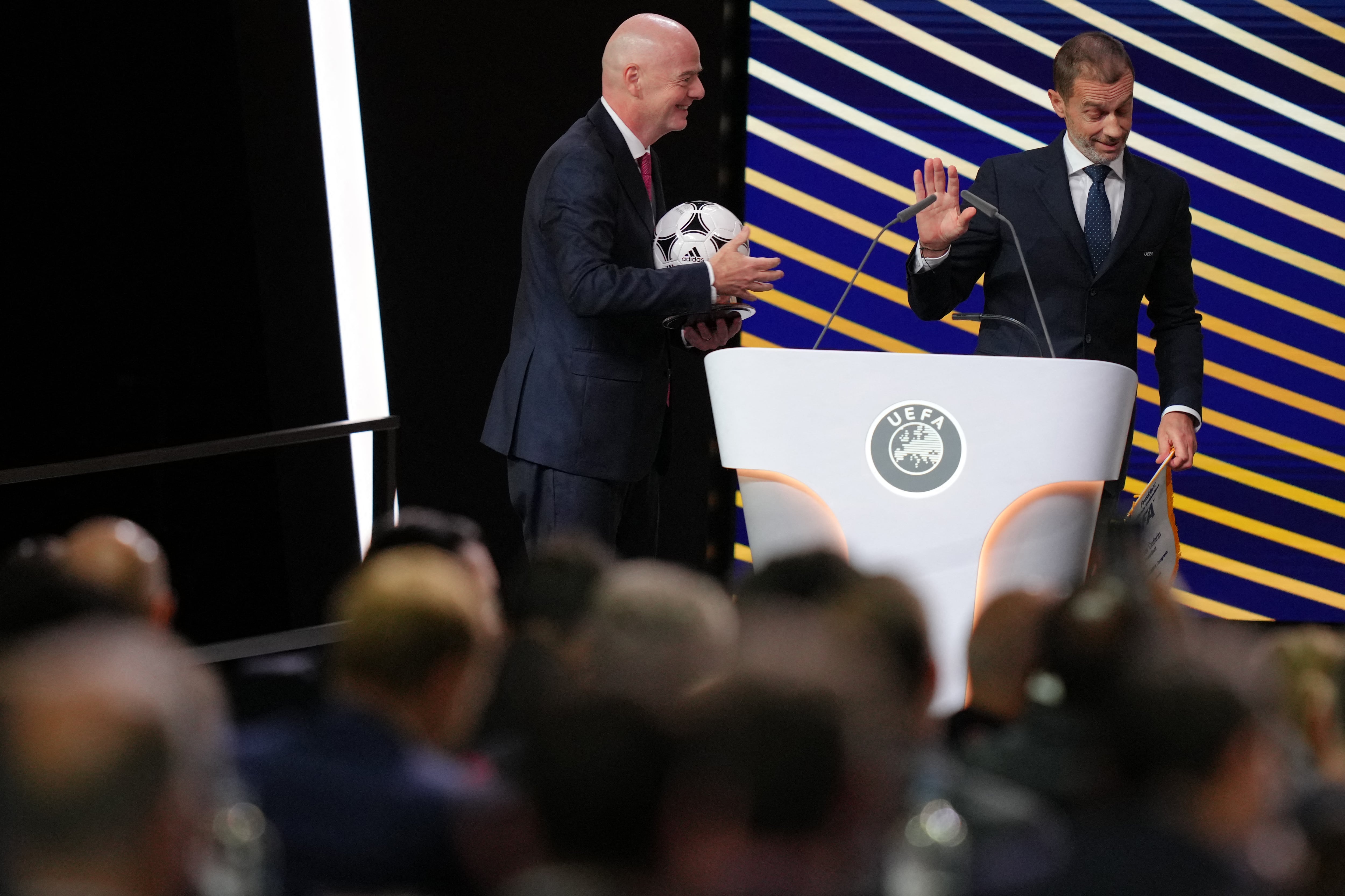 Los presidentes de la FIFA, Gianni Infantino, y de la UEFA, Aleksander Ceferin, coincidieron durante un congreso de la entidad europea en Bruselas, Bélgica, el pasado mes de febrero.