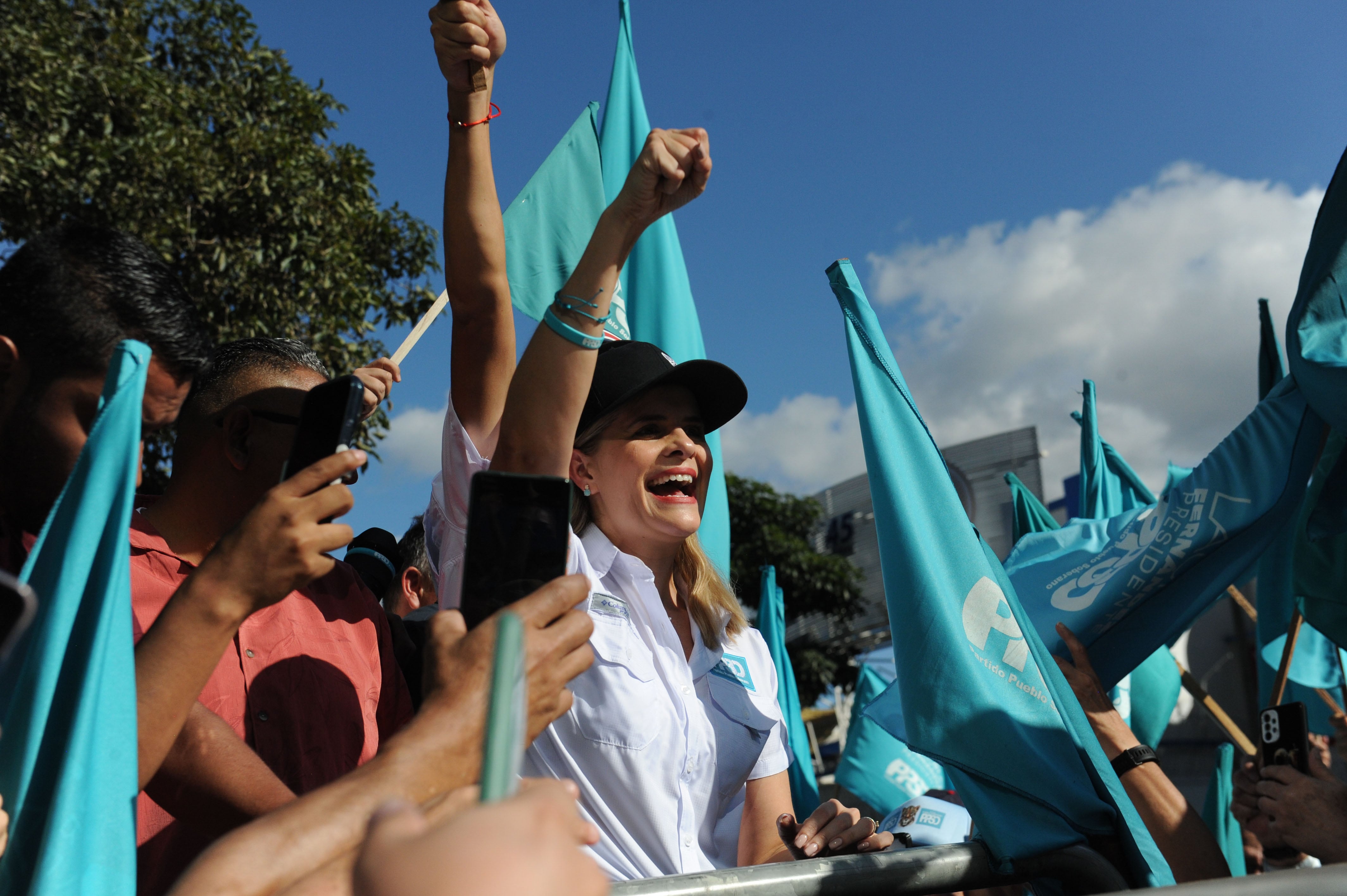 लॉरा फर्नांडिस कारवान