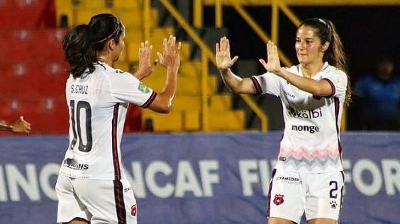 Majo Brenes (derecha) jugadora de Alajuelense. Instagram.