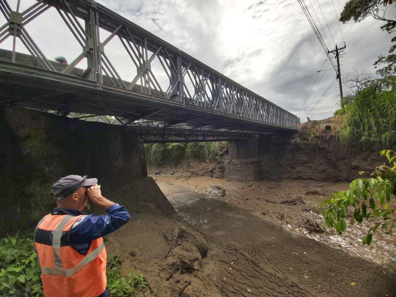 Este puente tipo bailey, en Aguas Zarcas, es uno de los tres más amenazadas por las avalanchas que se esperan para los próximos días en la zona, Foto: Cortesía Municipalidad de San Carlos.