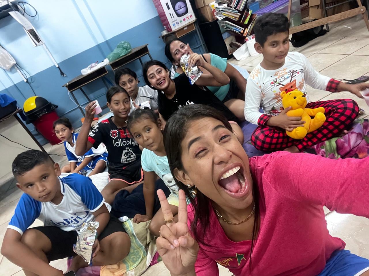 Clara Idalia García camina, cruza el río en panga y sigue en moto para llegar a la escuela de Copalchí, en Sarapiquí, donde enseña a 11 niños de primero a sexto grado