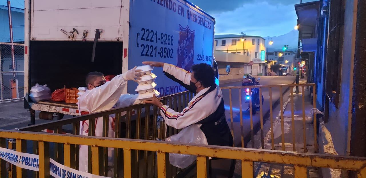 500 personas que viven en cuarterías de Chepe reciben tremenda ayuda de parte de Megasuper, muni de San José y Ejército de Salvación