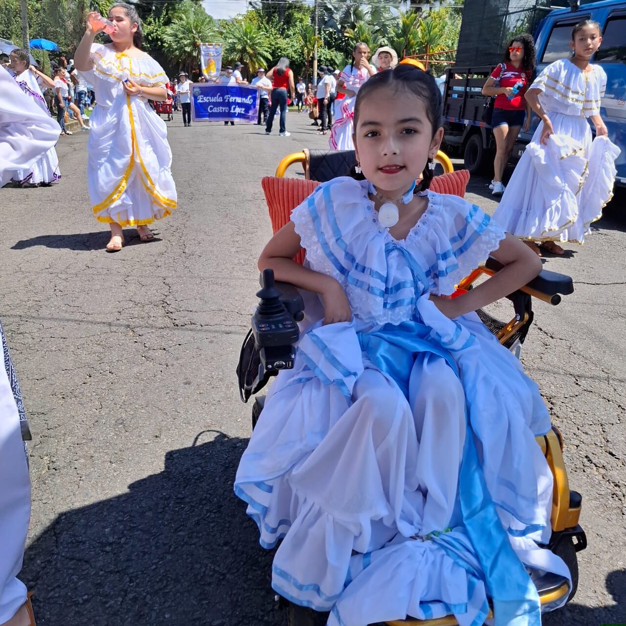 Ebonny Ballestero Rodríguez es una niña de 9 años que baila típico, pinta uñas, ama el maquilla y pinta cuadros, demostrando que utilizar una silla de ruedas no es obstáculo para alcanzar los sueños.