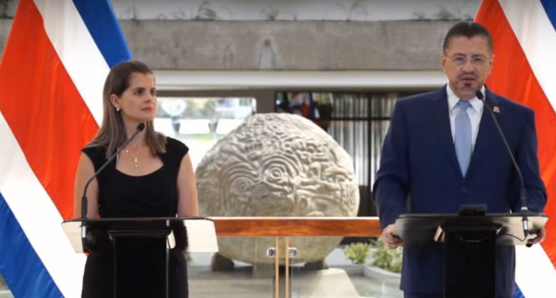 El presidente de la República, Rodrigo Chaves Robles, ha emitido una cantidad inusual de decretos de emergencia. El Informe Estado de la Nación revela que el mandatario firmó 21 resoluciones de este tipo entre el 2022 y el 2024, a pesar de que fueron años con menos eventos hidrometeorológicos que los anteriores. En la imagen, lo acompaña la ministra de la Presidencia, Laura Fernández.