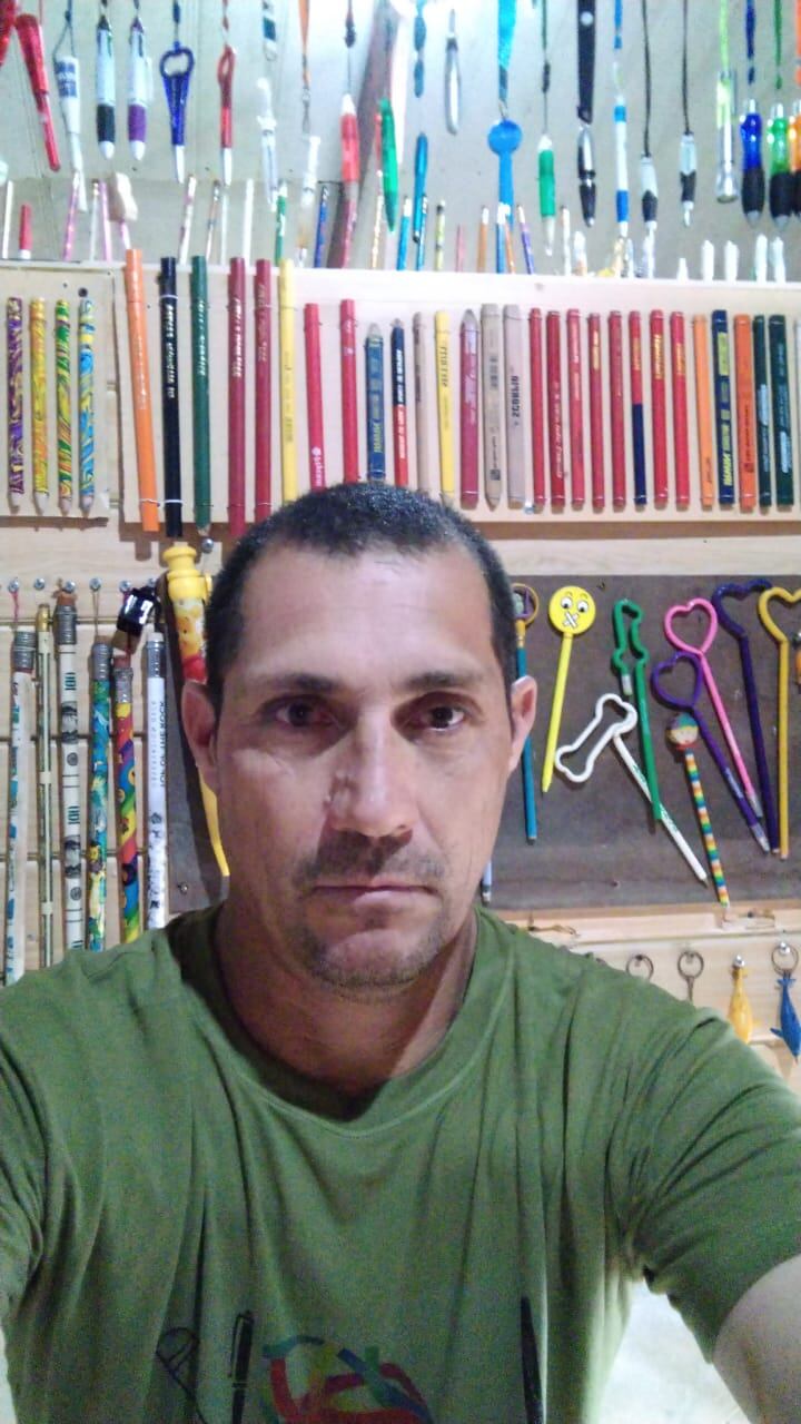 Don José Luis González Barrantes, es el dueño del Museo del Lápiz, ubicado en Valencia de Páramo, sector norte de Pérez Zeledón