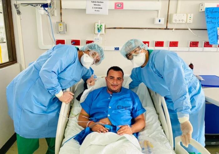 Fabián Borbón, periodista de Canal 7, quiere mucho esta foto porque fue cuando ya pudo respirar sin máquinas tras vencer el covid-19