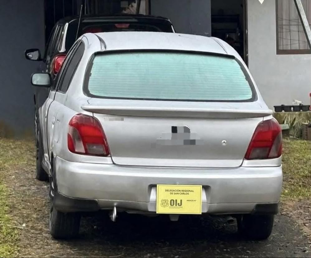Un carro que quedó grabado en cámaras de seguridad se convirtió en una pieza importante de la investigación por el asesinato de Brian Vásquez Torres, ocurrido frente a su papá en Sucre de San Carlos. Foto: OIJ