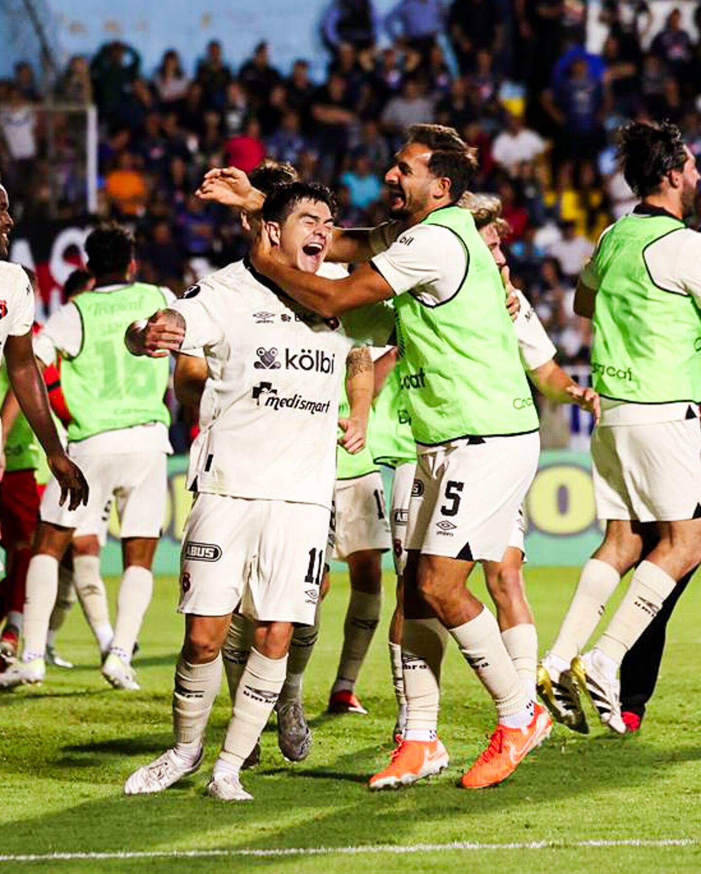 Diego Campos y Celso Borges se fundieron en un abrazo de gol en Honduras, cuando Liga Deportiva Alajuelense avanzó a las semifinales de la Copa Centroamericana de Concacaf.