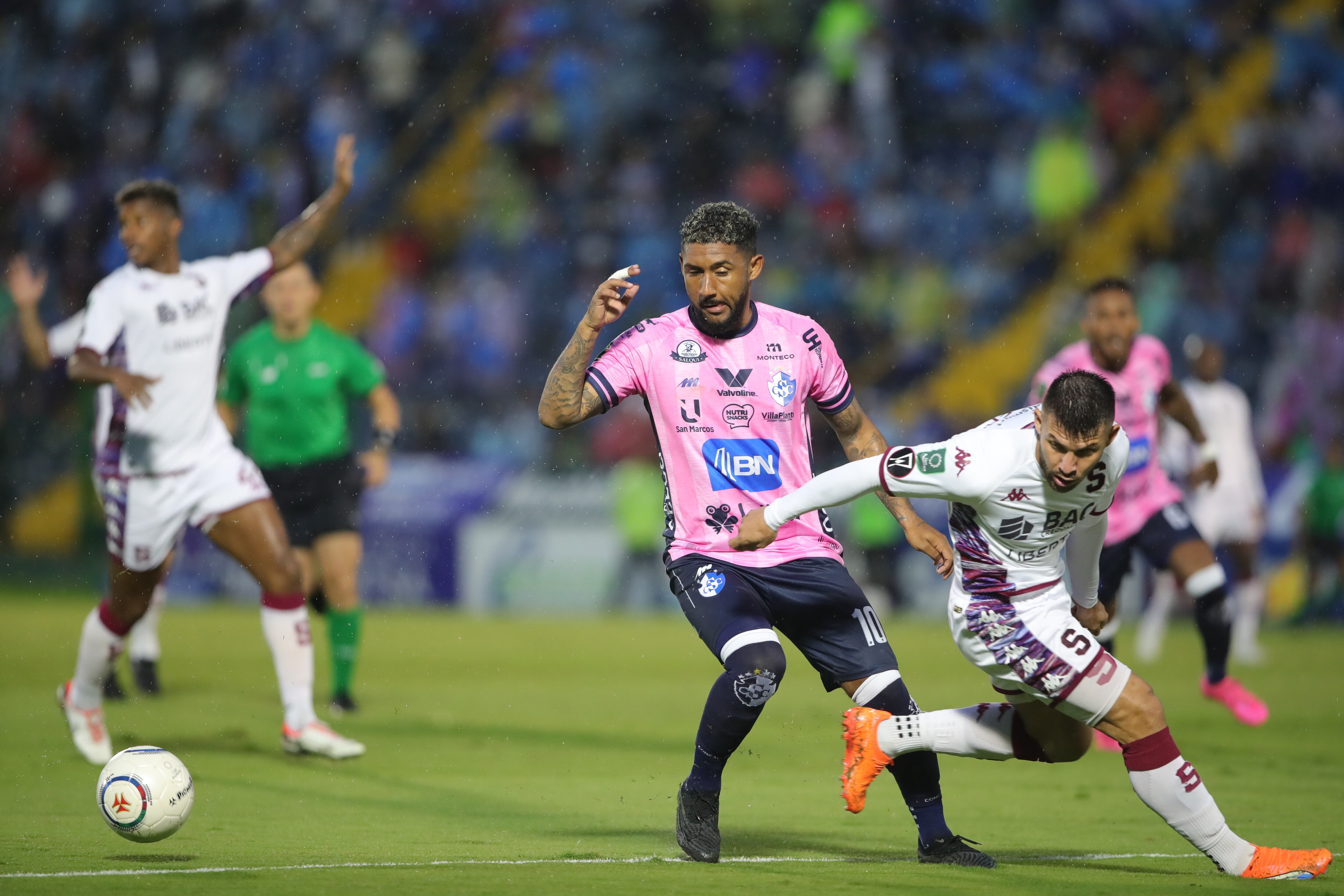 21/10/2023/ Juego entre el Club Sport Cartaginés vs Deportivo Saprissa por la jornada 16 tel torneo apertura de la Liga Promerica en el estadio Fello Meza de Cartago / Foto John Durán