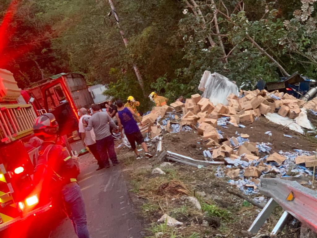 Conductor resulta herido al caer con camión a guindo en San Ramón. Foto cortesía.