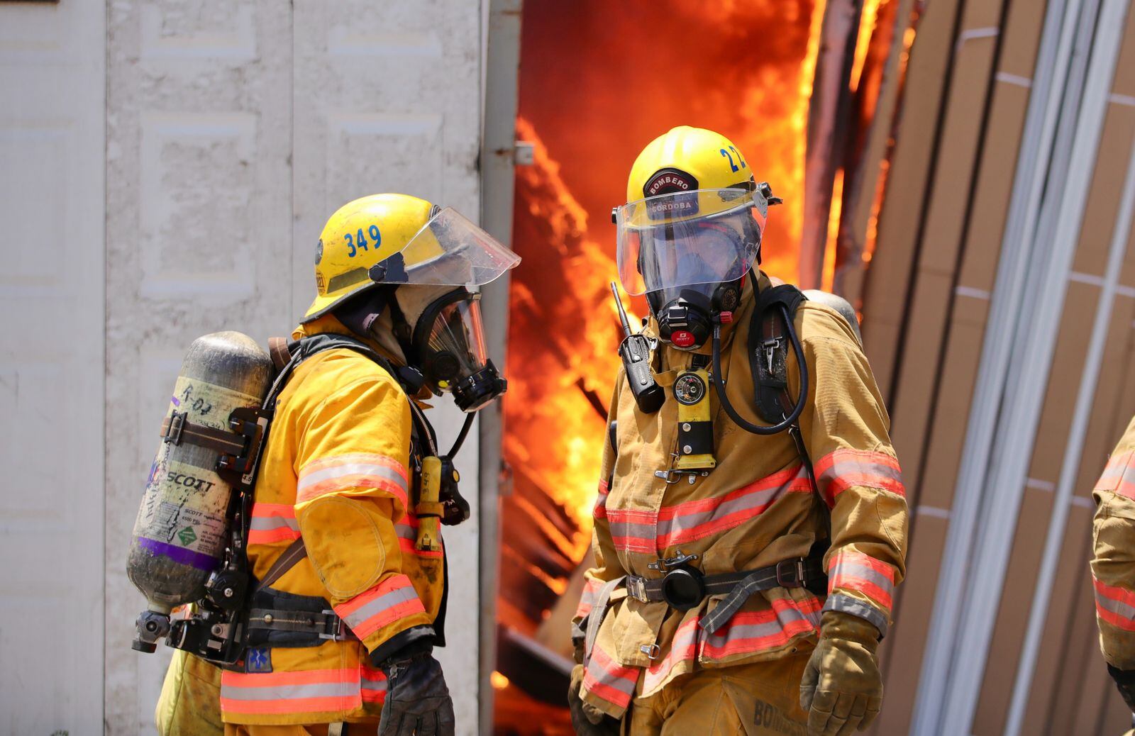 Emergencia en Cinco Esquinas de Tibás. El incendio de la bodega de materiales de Portones Salas puso en riesgo otras estructuras a 150 metros de la clínica local.