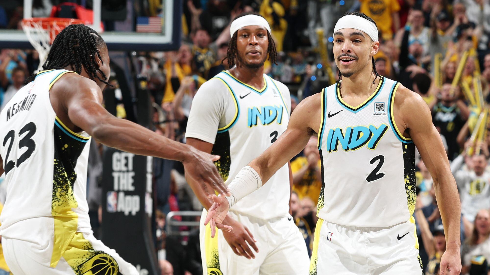 Andrew Nembhard celebra junto a Aaron Nesmith el triple que definió el partido