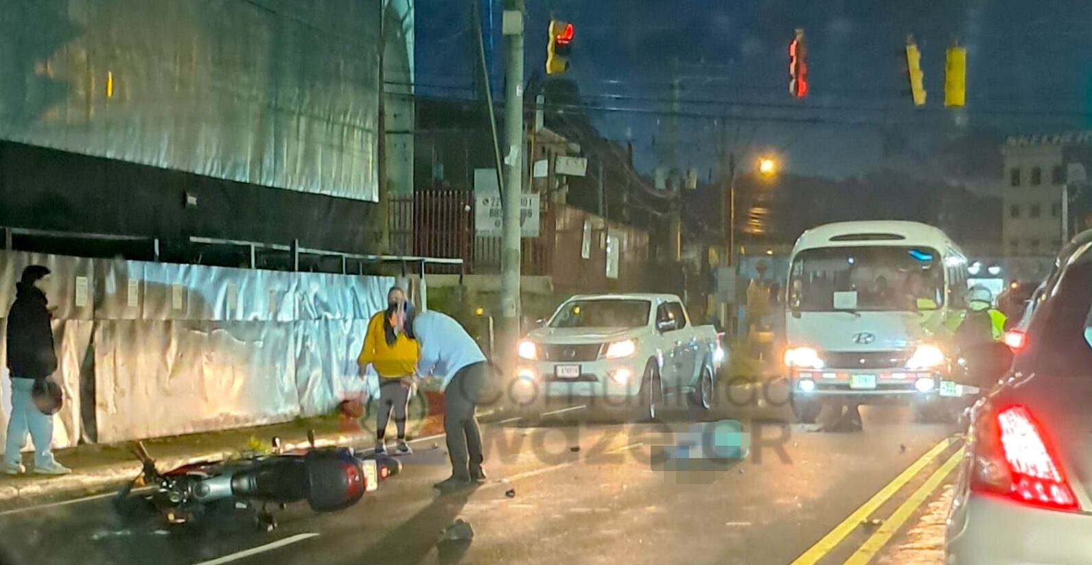 El atropello ocurrió en el cruce de semáforos frente al centro comercial Paseo de las Flores, un punto de alto tránsito vehicular en San Francisco de Heredia.