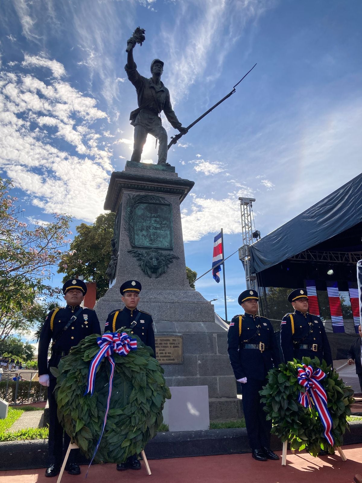 Con entusiasmo y fervor cívico, más de 3900 niños, niñas y jóvenes estudiantes de bandas de 38 instituciones educativas brillan por las calles del cantón alajuelense, durante los tradicionales desfiles del 169° aniversario de la Batalla de Rivas y la gesta heroica de Juan Santamaría.