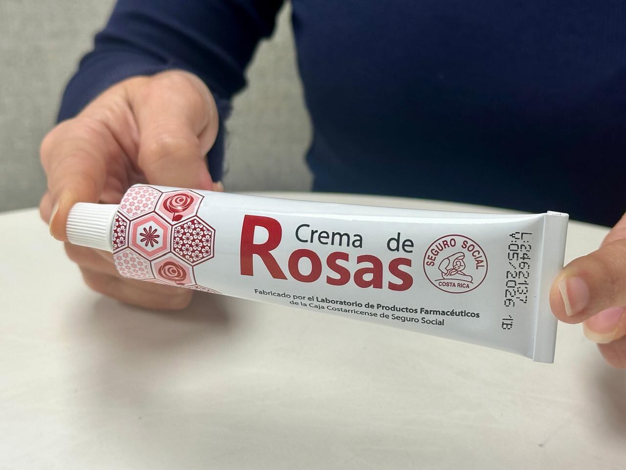La Caja confirma que la tan querida cremita de rosas cambiará para siempre. La institución se prepara para relanzar a inicios del 2025 un nuevo aroma y presentación de este producto que tiene más de 50 años de usarse en los hogares costarricenses.