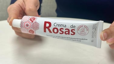 Innovación en la CCSS: robots automatizan el llenado y empaque de la famosa crema de rosas