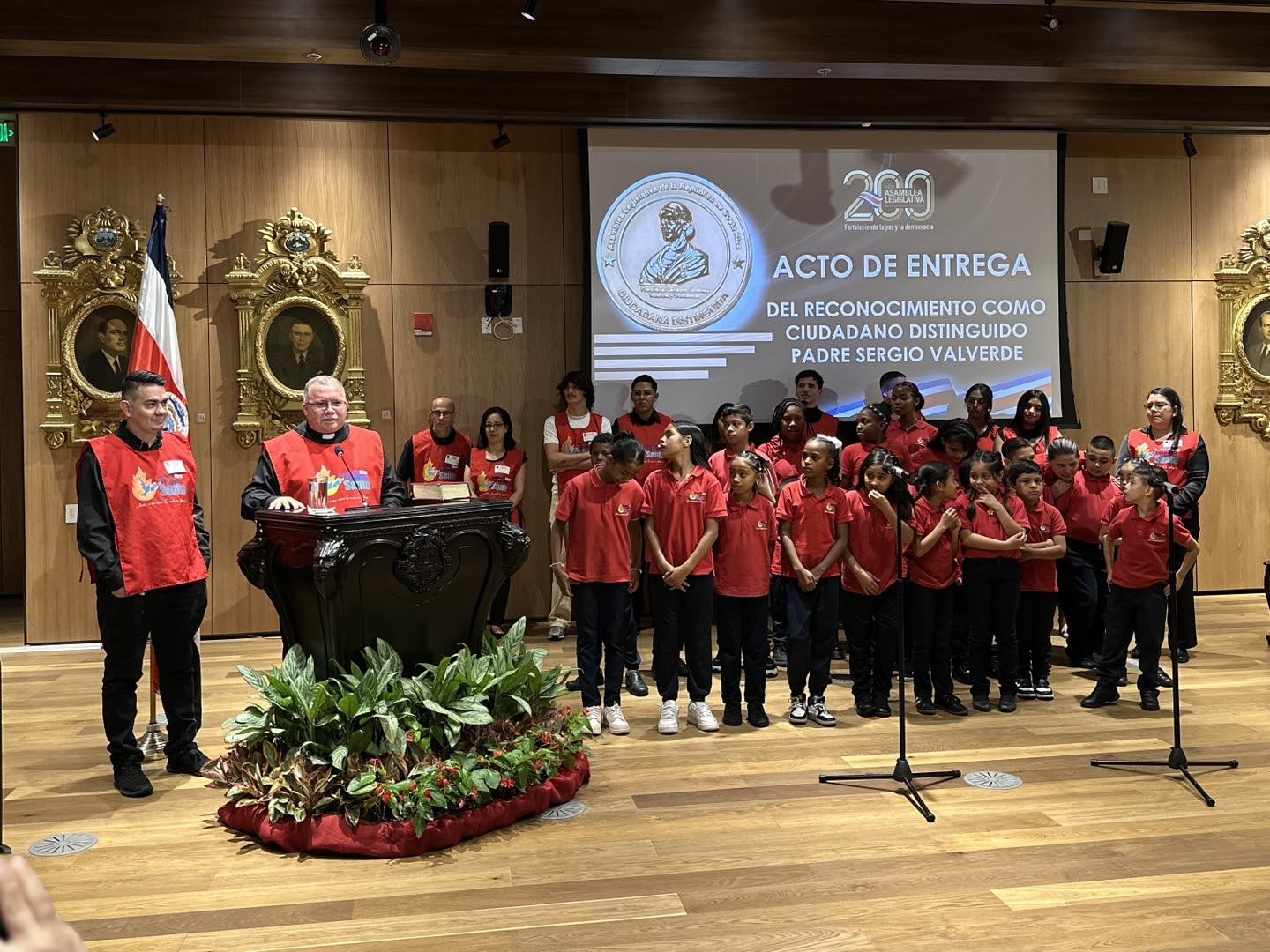 El padre Sergio fue reconocido como ciudadano distinguido en la Asamblea Legislativa.