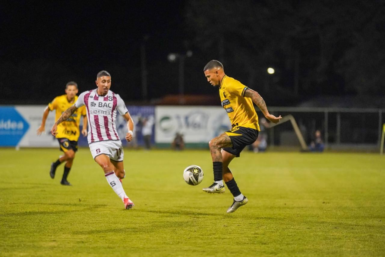Johan Cortés trabajó en una piñera antes de jugar con el Municipal Liberia y Pérez Zeledón.