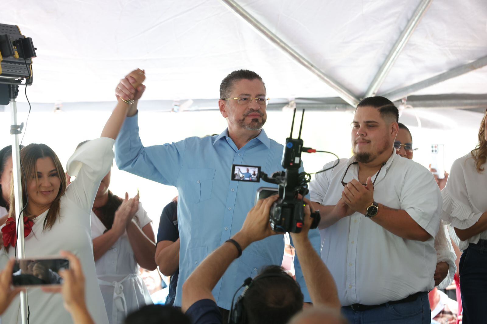 La alcaldesa de San Ramón, Gabriela Jiménez, anunció su renuncia al PUSC y ofreció su adhesión al presidente Rodrigo Chaves, durante un acto oficial del Gobierno, para simbolizar el inicio de la carretera a San Carlos