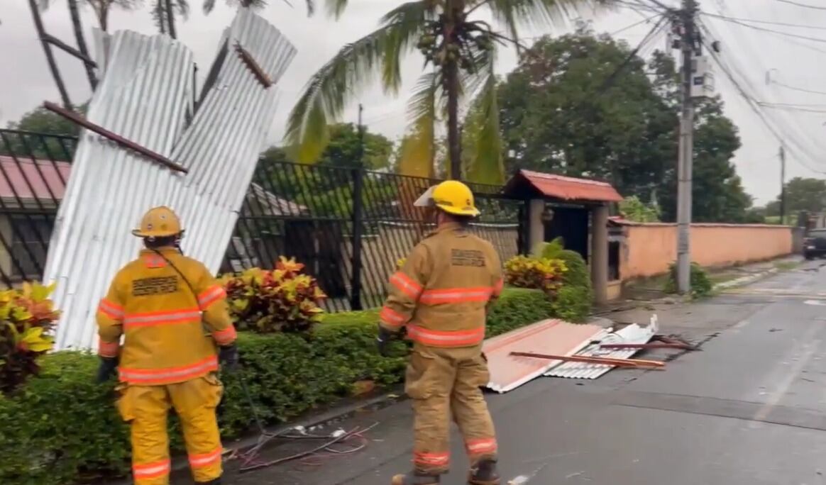 Bomberos reportó que el tornado destecho cinco casas en Santa Ana