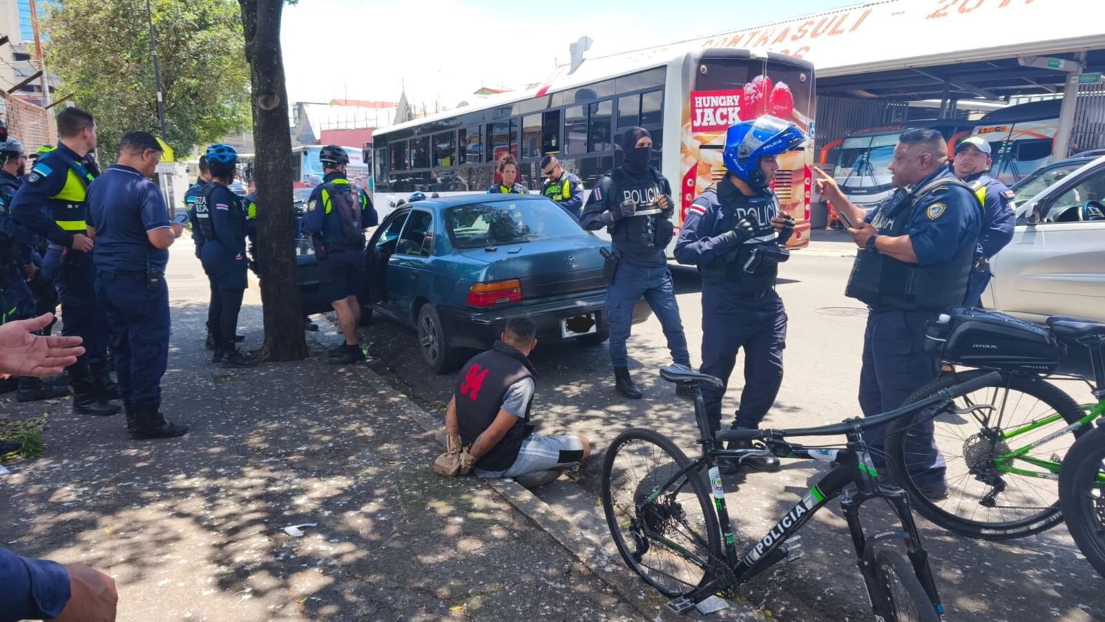 Una agresión a balazos en pleno San José dejó a un hombre gravemente herido y a una mujer en la mira de las autoridades como la responsable del tiroteo. Foto: Policía Municipal SJ