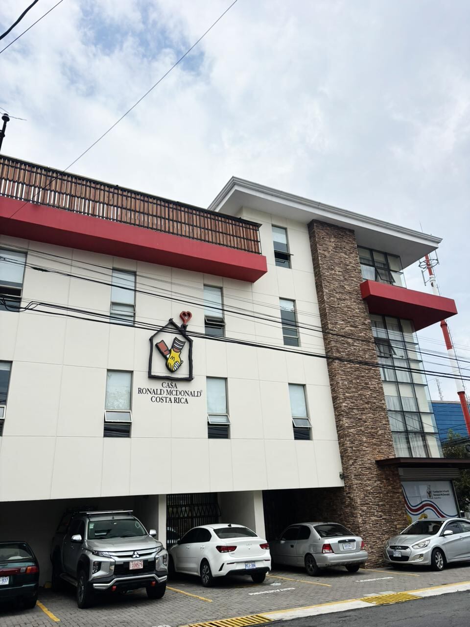 Gran Día, la jornada solidaria de McDonald’s que entrega el 100% de las ventas de Big Mac a ambas entidades, en 2024, logró recaudar 185 millones de colones, para que puedan continuar con el desarrollo de sus proyectos en beneficio de niños, familias y jóvenes en condición de vulnerabilidad.