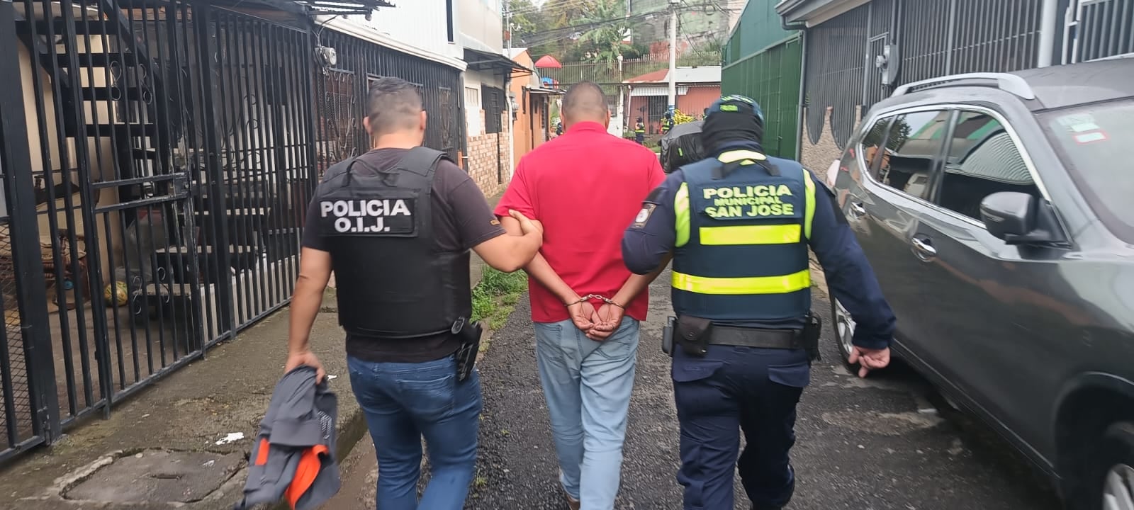 Una gran cantidad de machotes de llaves para carros y herramientas comprometen a dos sujetos de 49 años y 43 años como sospechosos de tener en su poder carros robados. Foto: OIJ