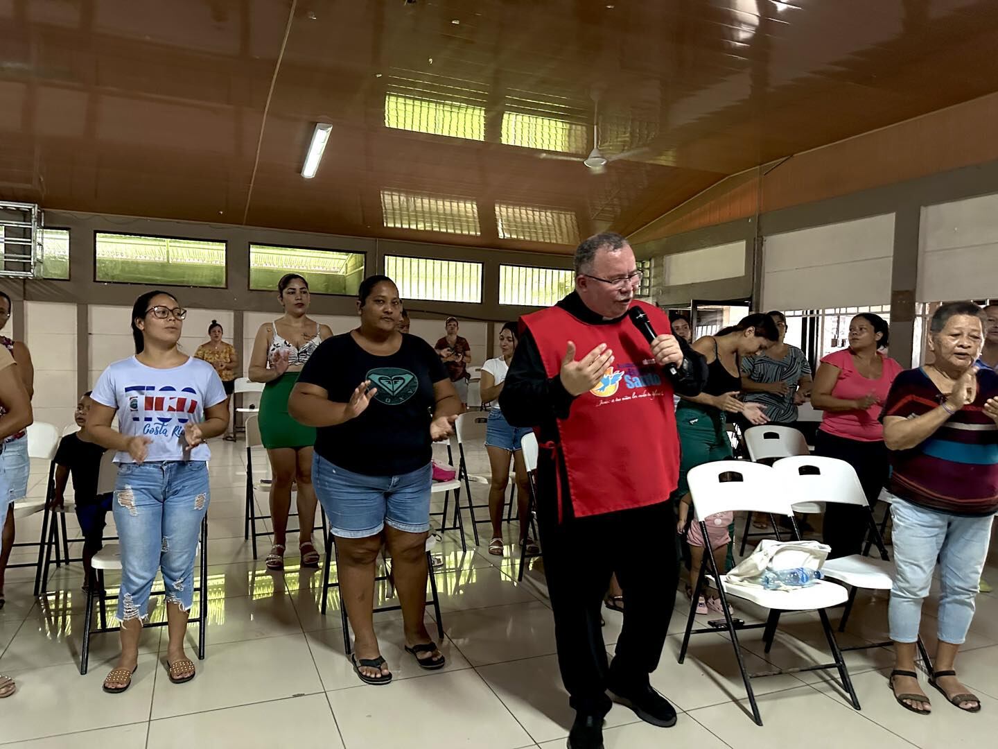 El padre Sergio Valverde de Obras del Espíritu Santo se volvió a ir a las zonas afectadas por las inundaciones de este año para continuar con las ayudas a tantas familias que realmente necesitan una mano amiga