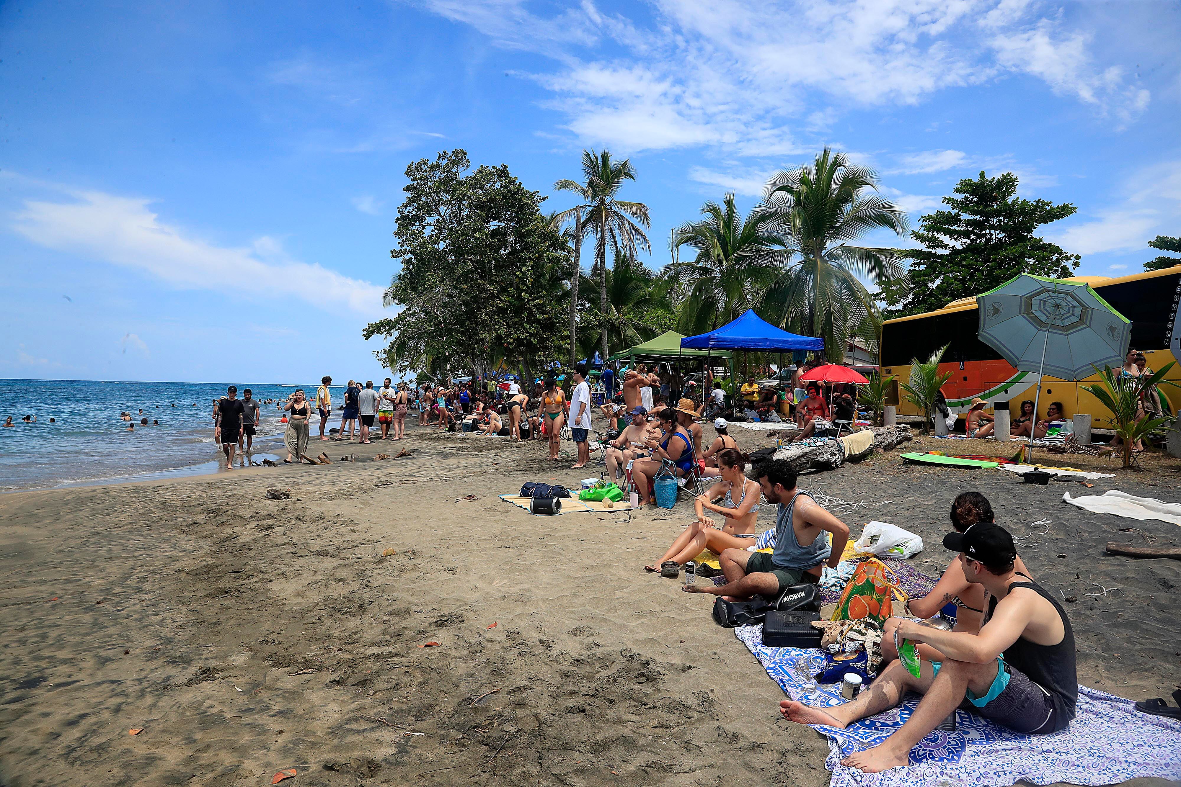 14/10/2023      Limón. Desde muy tempranas horas del día se vivió este sábado, en el atlántico de nuestro país, un gran ambiente en relación con el esperado eclipse anular de sol. Cientos de costarricenses se trasladaron a las playas del caribe sur para contemplar el anunciado acontecimiento astronómico del año, desde la parcialidad esperada para entre alrededor de las 10:15 a.m. y 1:50 p.m., pero sobre todo el punto de mayor esplendor apenas unos minutos después del mediodía. Foto: Rafael Pacheco Granados