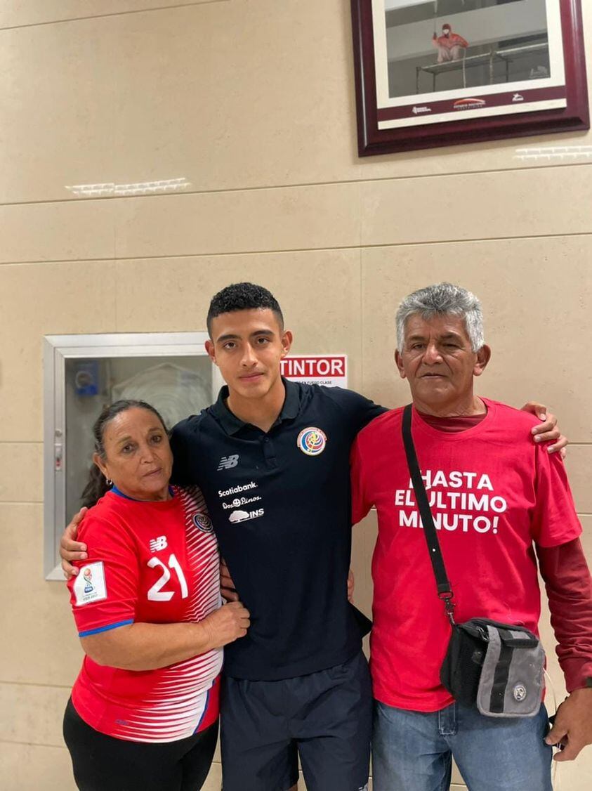 José Octavio Salas, abuelo materno del defensor de Cartaginés, Daniel Chacón, quien es seleccionado nacional. En la foto sale la mamá de Daniel, doña Carolina Salas.