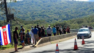 Comerciantes de Tárcoles preocupados por prohibición de ver cocodrilos en el puente