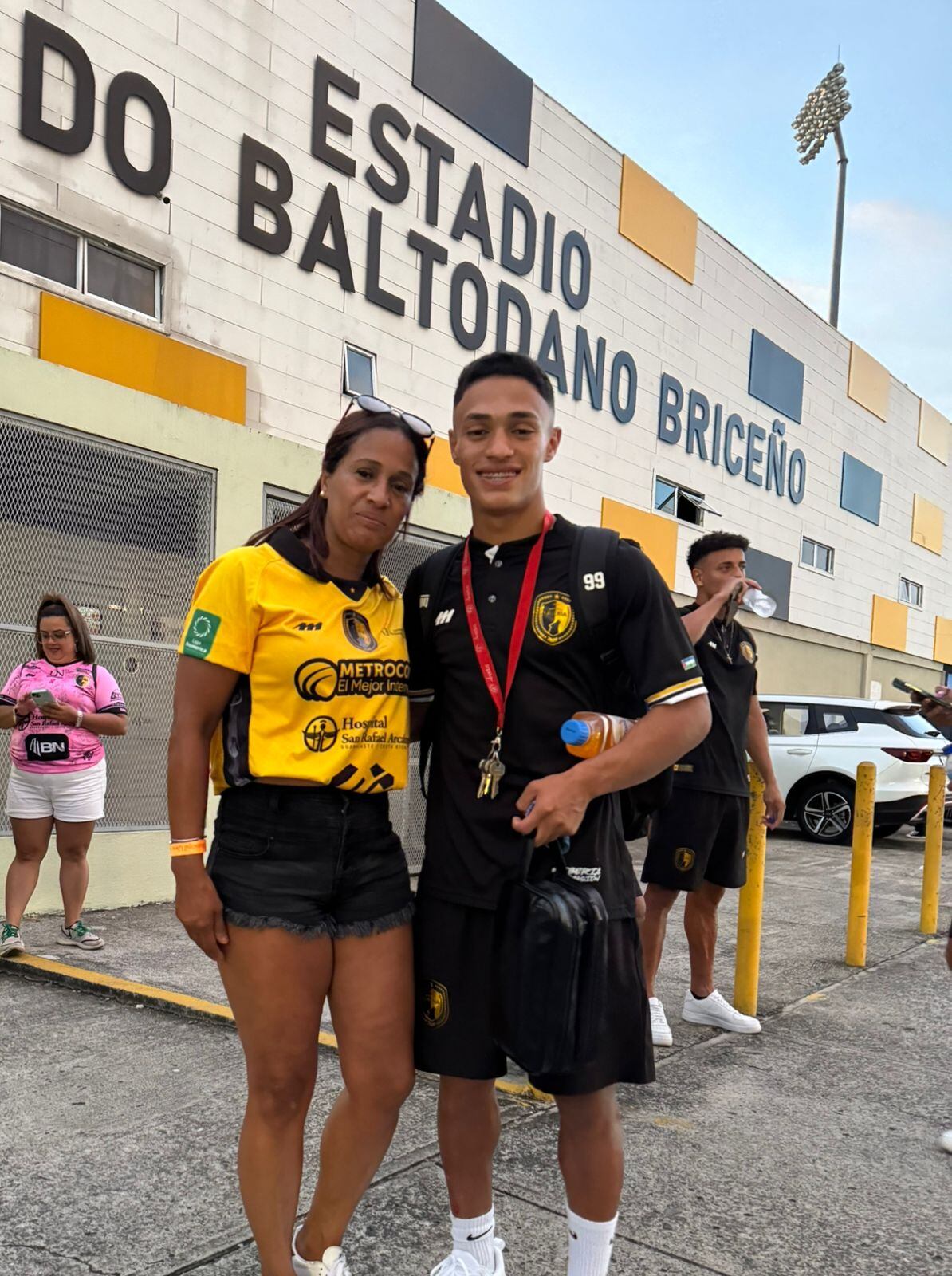 Doña Grettel Abrahams fue a ver su hijo Randy Ramírez desde Paraíso de Cartago hasta Liberia para verlo jugar ante Saprissa.