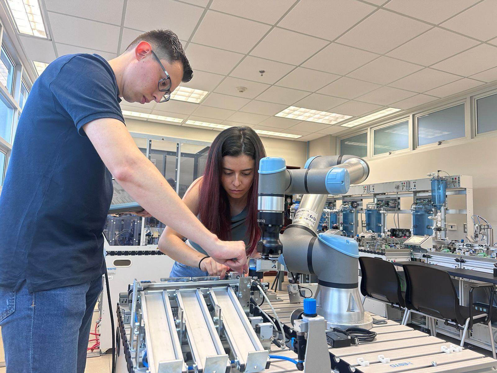 Jimena Murillo y Francisco Aguilera representarán a Costa Rica en una competencia internacional de robótica.