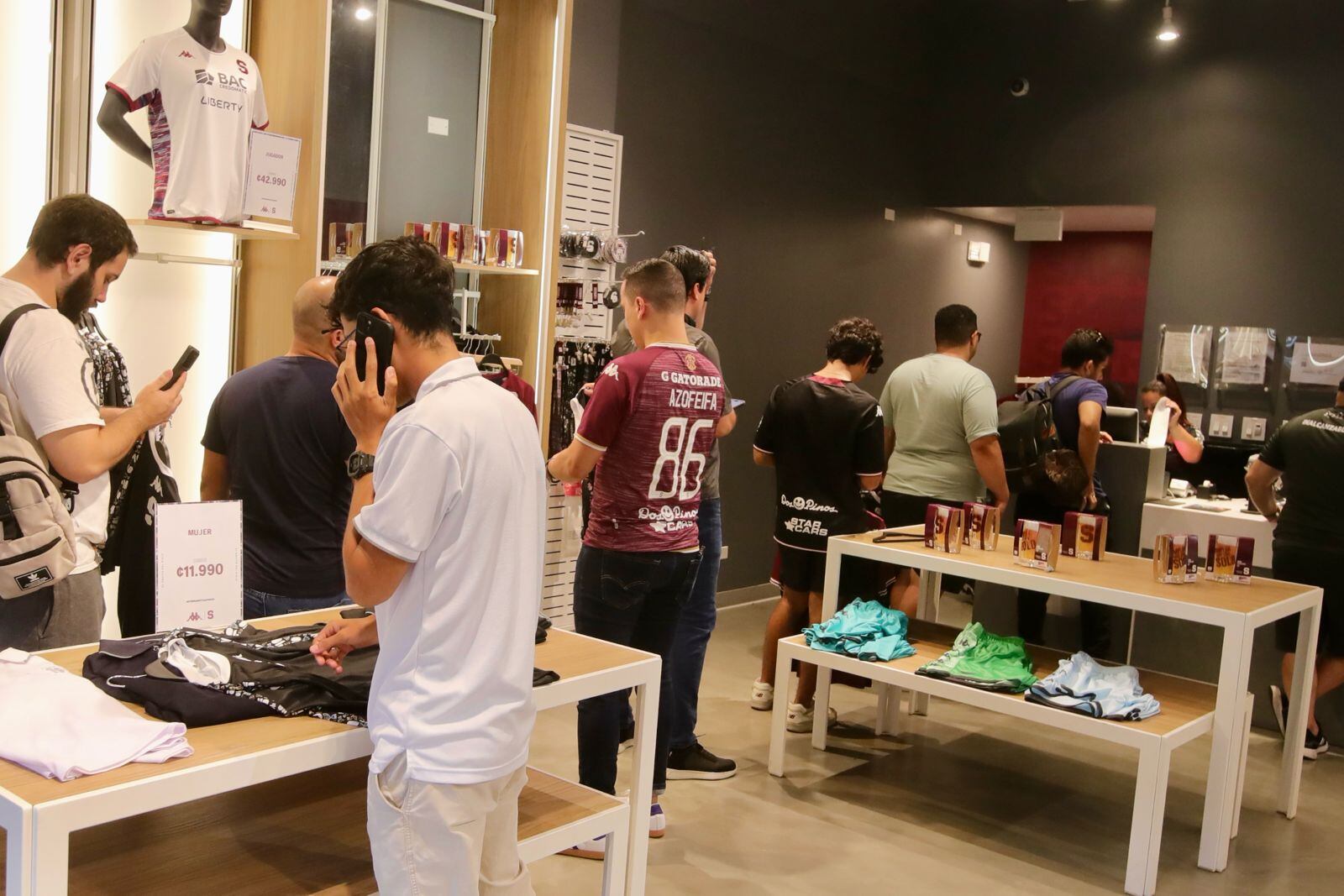 La venta de la camisa del Deportivo Saprissa luego de levantar la 40 se está vendiendo como pan caliente.