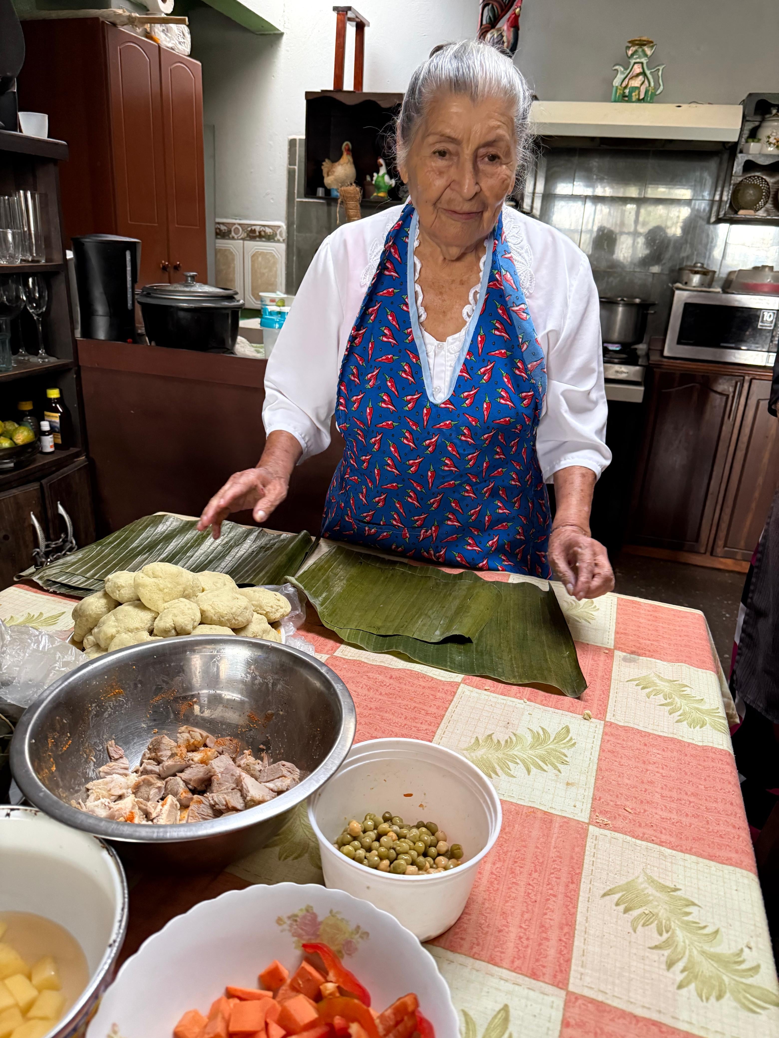 “Cazador de tamales” es el especial navideño que nos llevó a cuatro hogares costarricenses en busca del tamal más sabroso. En la foto doña María Luisa Herrera y su hija Lilliam Herrera.