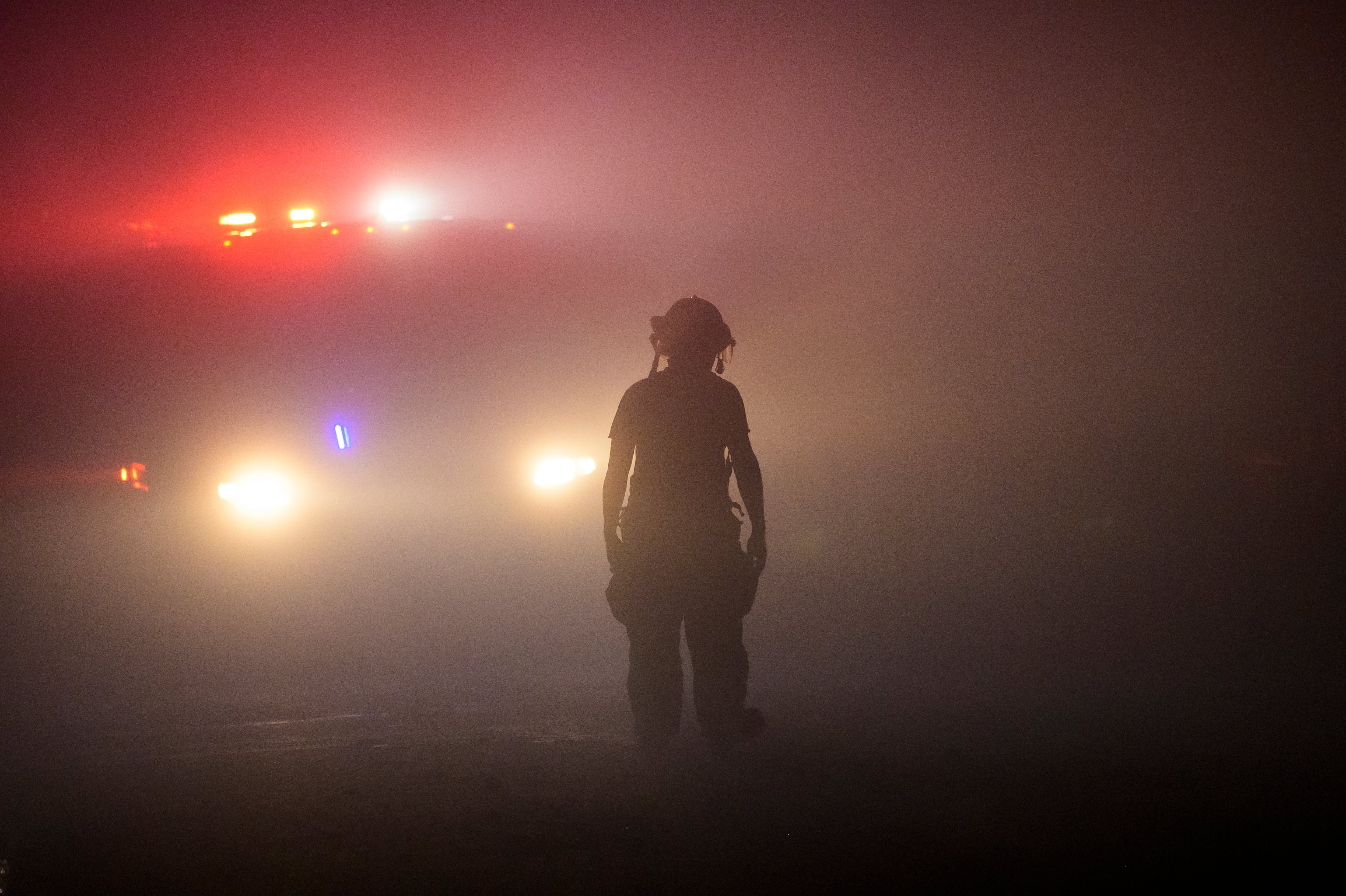 Bomberos trabajan en la escena de la explosión.