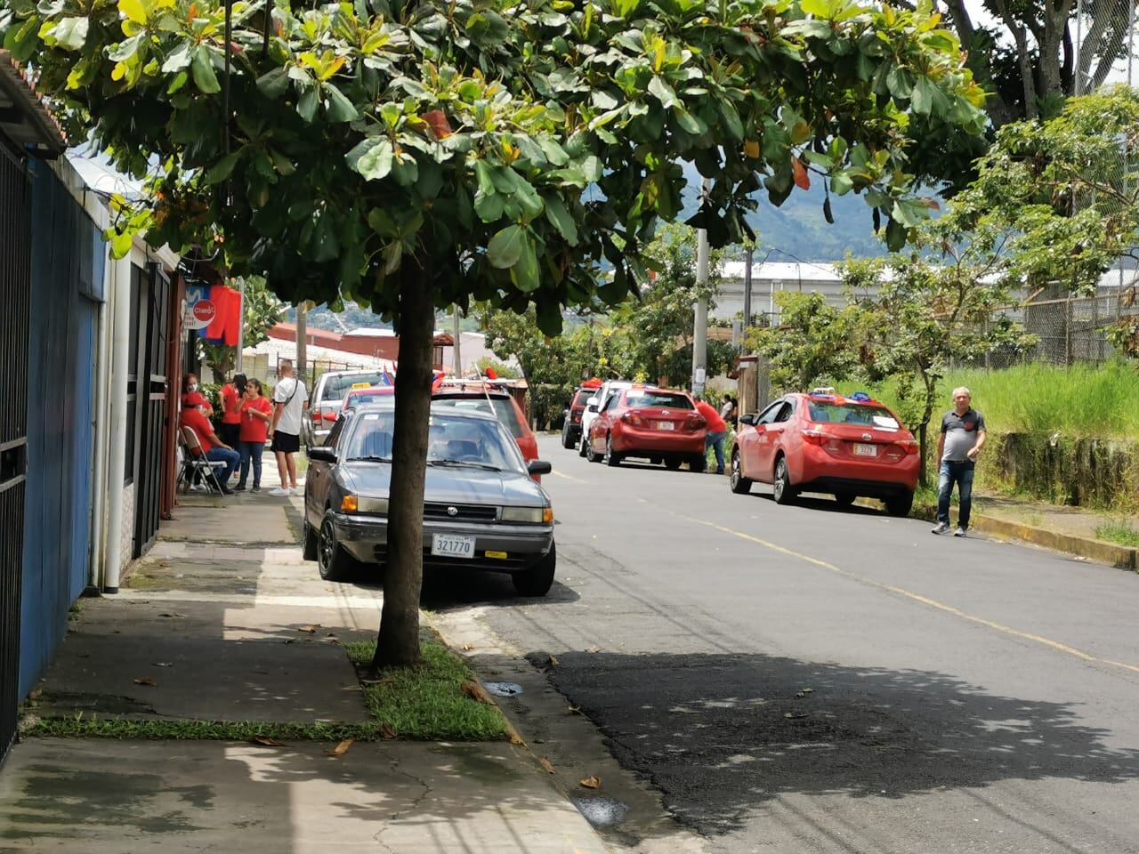 Así lucía la entrada de la escuela de San Rafael Arriba de Desamparados a las 10 de la mañana de este 27 de junio del 2021 durante la convención interna del PUSC.