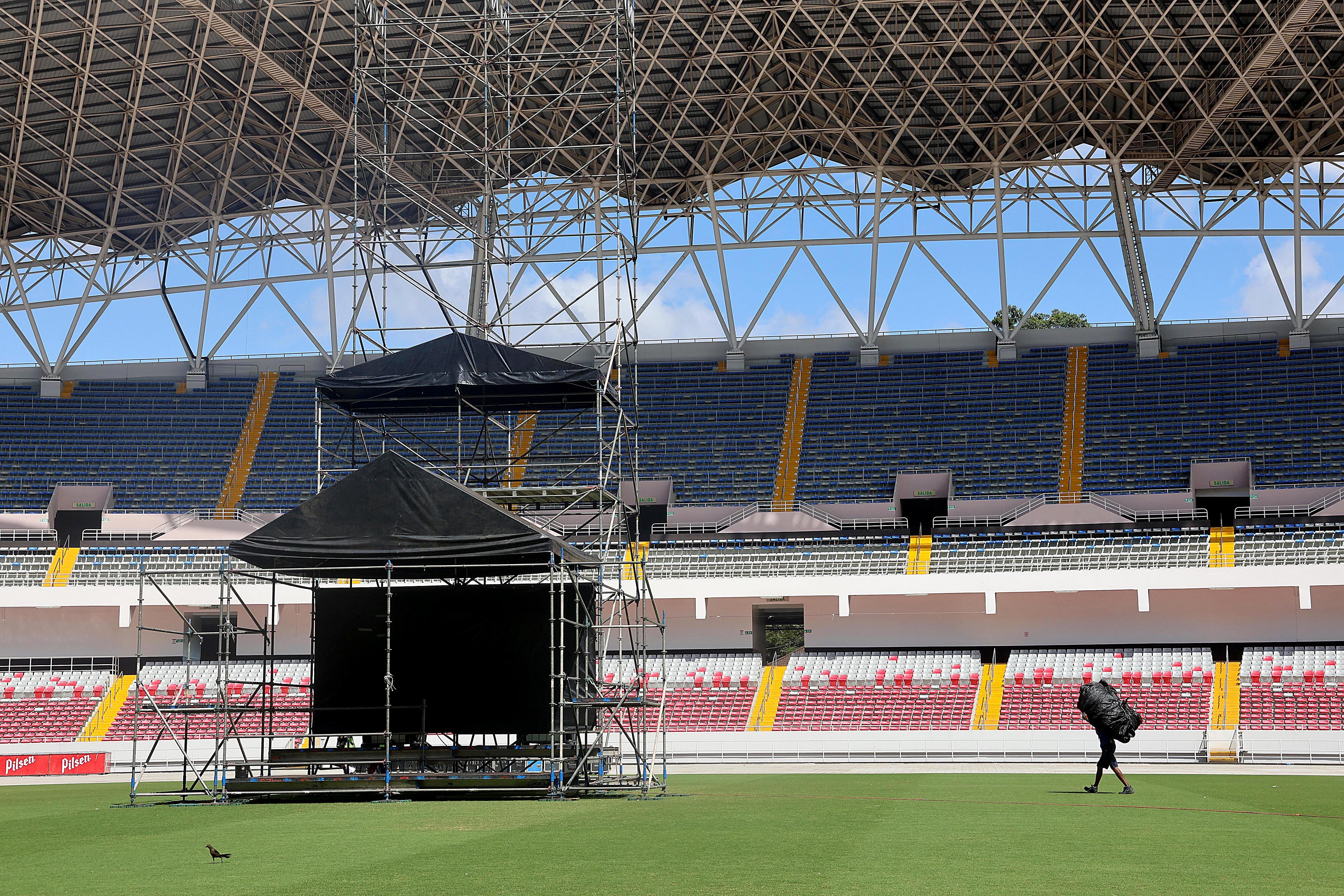 28/02/20224 Estadio Nacional, La Sabana. Montaje de tarima y camerinos de los cantantes Ivy Queen y Don Omar, para sus respectivos conciertos, que también incluye a Ryan Castro, en el Urban Fest del próximo sábado. Foto: Rafael Pacheco Granados