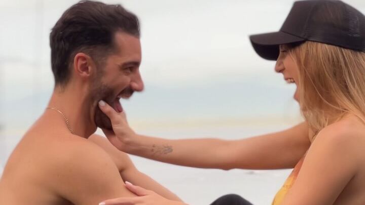 Toni Costa y Mimi Ortiz llevan apenas unos meses de ser novios y el bailarín español ya se refirió a cómo le está afectando en su vida tener como pareja a una mujer costarricense.
