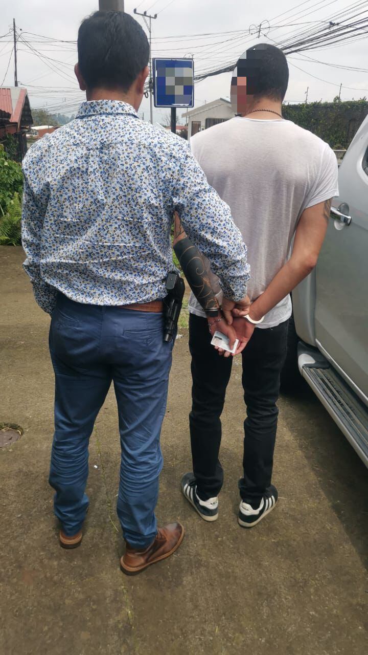 Detienen a hombre sospechoso de pegarle a perro con un palo