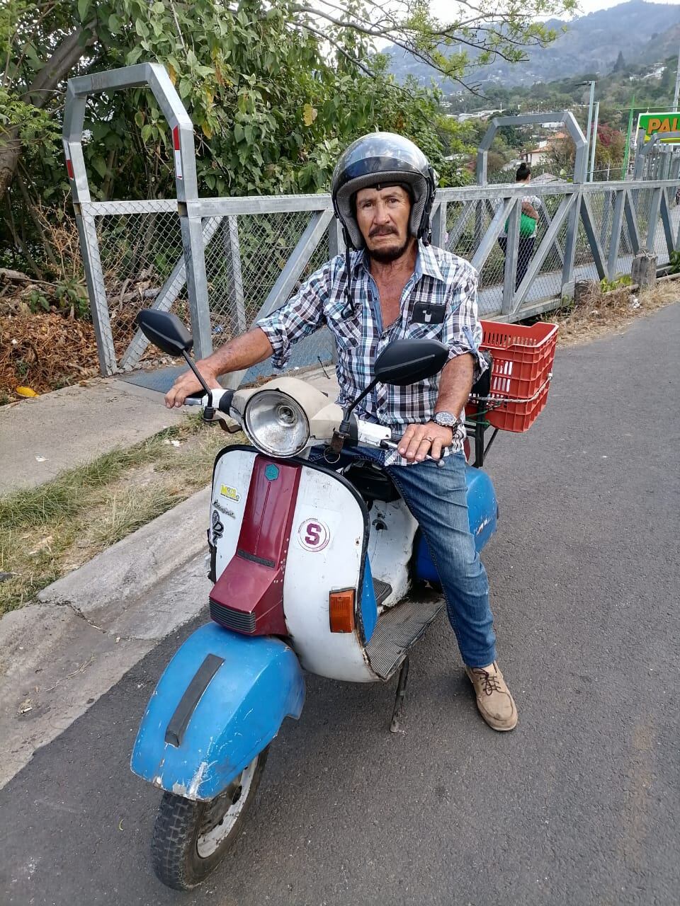 William Madriz Carranza es un artista. Casi nadie entiende cómo logra cargar su moto Vespa con más de 100 bollos de pan e irse a repartirlos con un equilibrio perfecto y hasta sacándole aplausos a la gente que lo ve llegar cargaditico.